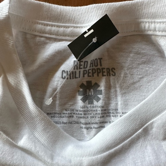 ๐ธ NWT Red Hot Chili Peppers ๐ถ๏ธ T-shirt size Medium ๐ Hot Topic ๐ธ - Picture 4 of 6